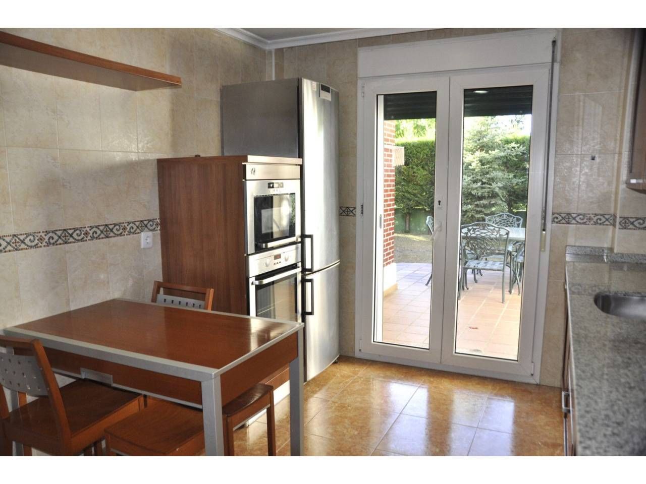 Cuina de Casa adosada en venda en Grijota amb Calefacció, Jardí privat i Parquet