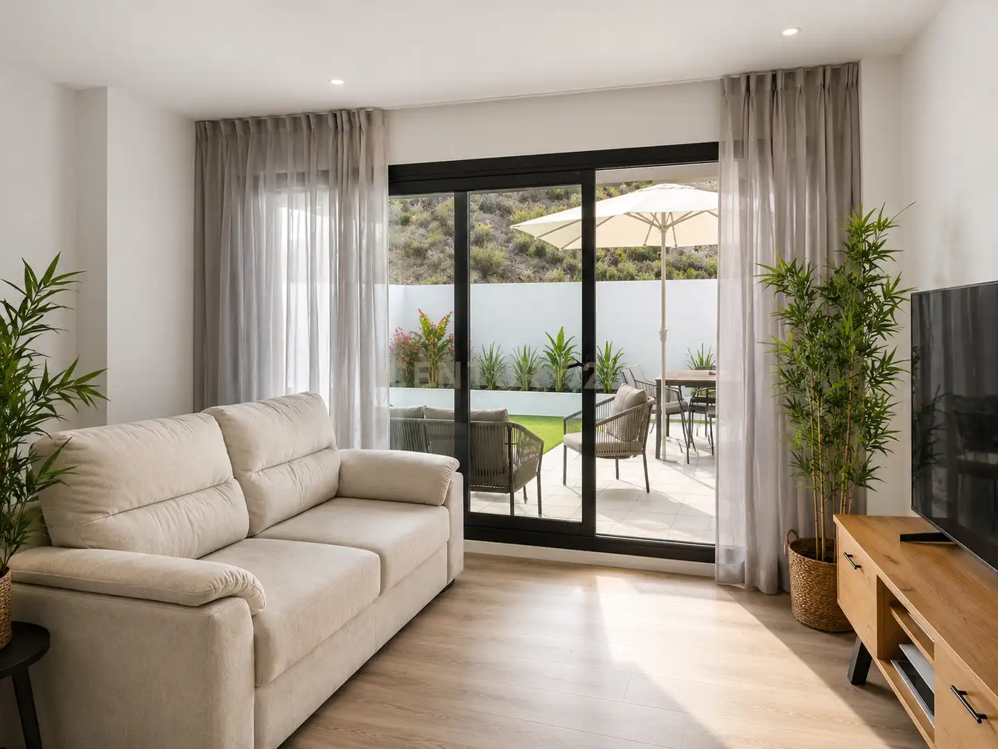 Terrasse von Wohnungen zur Miete in Benalmádena mit Klimaanlage, Waschmaschine und Gemeinschaftspool