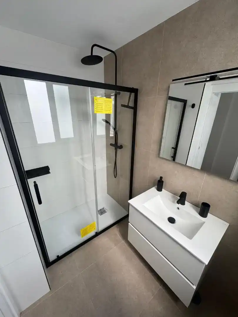 Badezimmer von Wohnung zur Miete in  Huelva Capital mit Klimaanlage