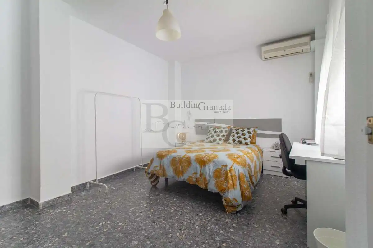 Habitación de Piso de alquiler en Granada con Calefacción, Terraza y Amueblado