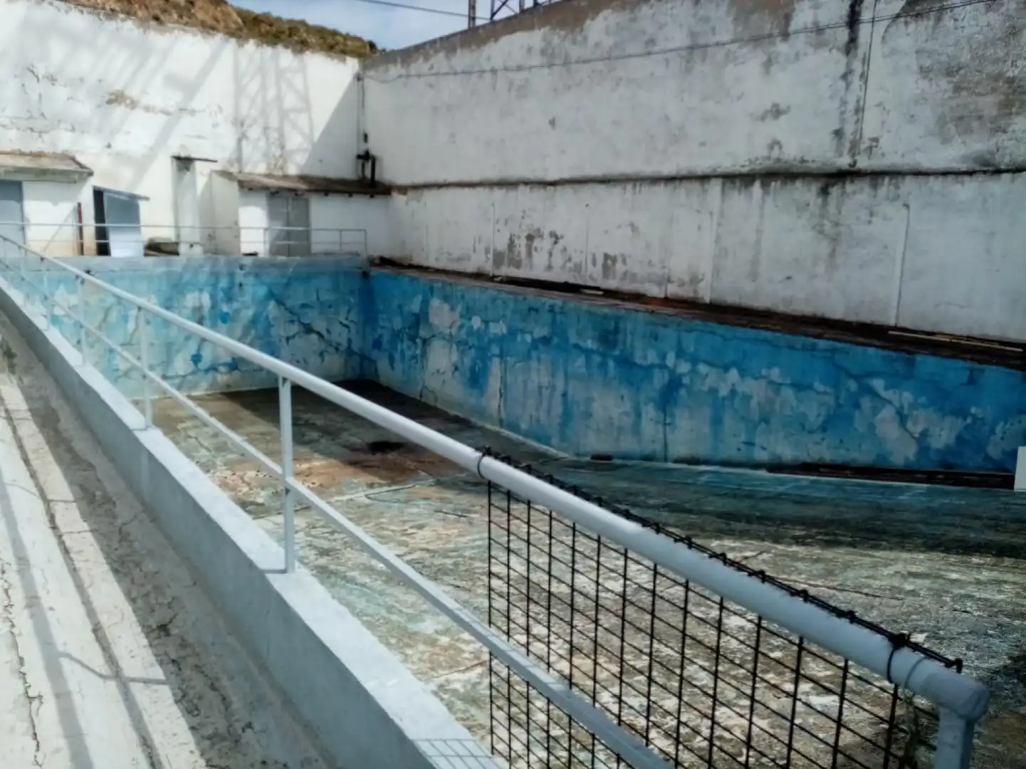 Swimming pool of Industrial buildings for sale in  Logroño