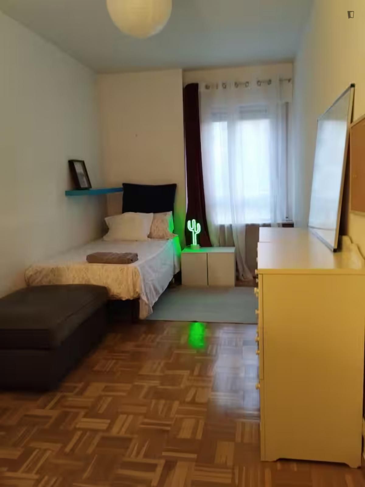 Habitación de Apartamento para compartir en  Madrid Capital con Calefacción, Amueblado y Horno