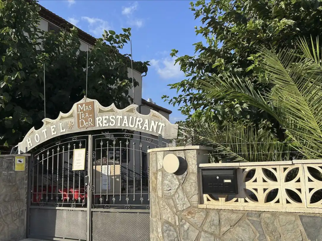 Casa rústica amb jardí en venda a Carrer Dalia 26
