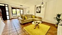 Sala d'estar de Casa adosada en venda en Castañeda amb Balcó