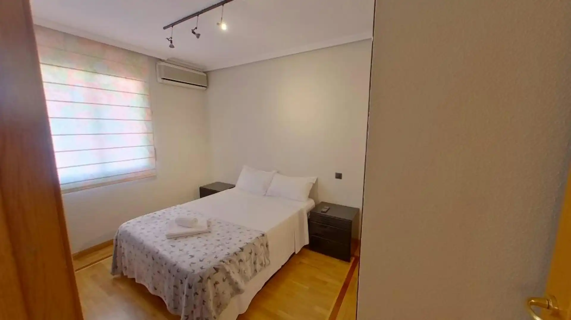 Schlafzimmer von Wohnung zur Miete in Madrid mit Klimaanlage, Heizung und Möbliert