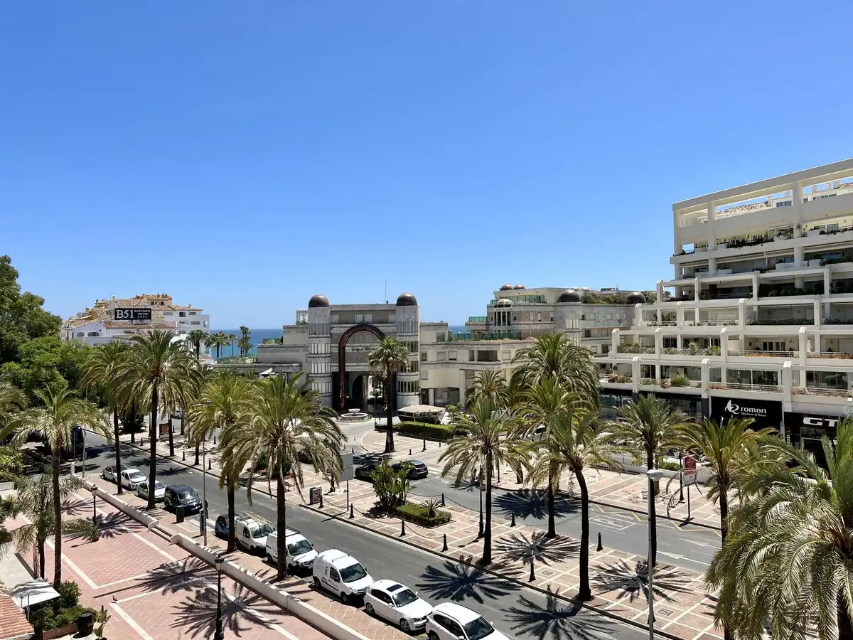 Vista exterior de Dúplex de alquiler en Estepona con Aire acondicionado, Terraza y Trastero