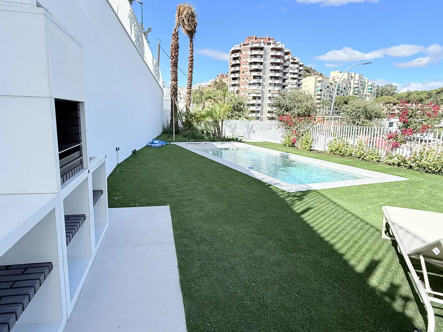 Schwimmbecken von Einfamilien-Reihenhaus zum Verkauf in Málaga mit Privatgarten, Balkon und Gemeinschaftspool