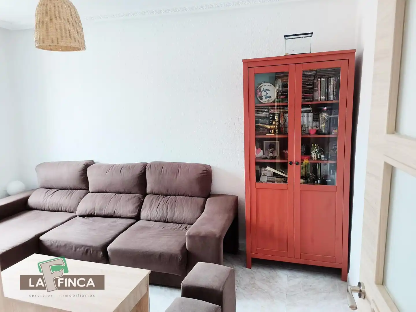 Sala d'estar de Pis en venda en Oviedo  amb Calefacció i Moblat