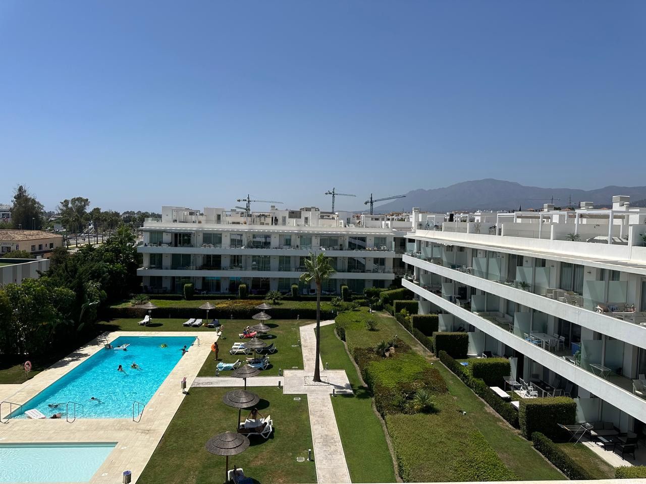 Vista exterior de Àtic de lloguer en Estepona amb Aire condicionat, Terrassa i Traster
