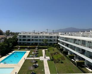 Vista exterior de Àtic de lloguer en Estepona amb Aire condicionat, Terrassa i Piscina