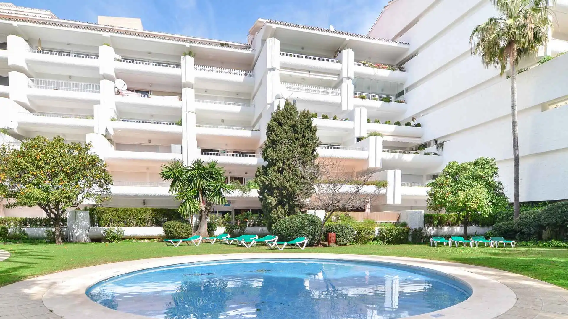 Vista exterior de Apartamento en venta en Marbella con Aire acondicionado, Terraza y Piscina