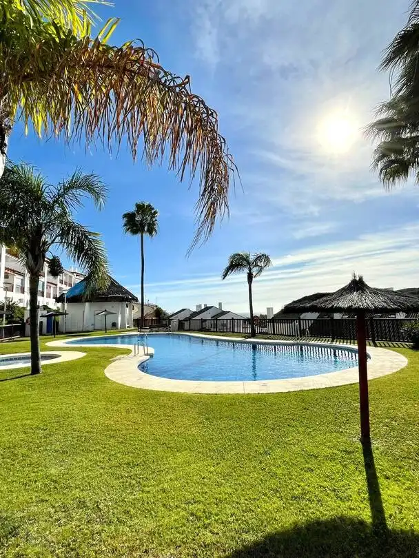 Schwimmbecken von Dachboden zum Verkauf in La Alcaidesa mit Klimaanlage, Heizung und Terrasse
