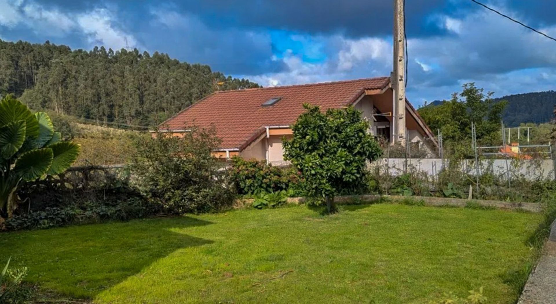 Vista exterior de Casa adosada en venda en Torrelavega  amb Jardí privat i Traster