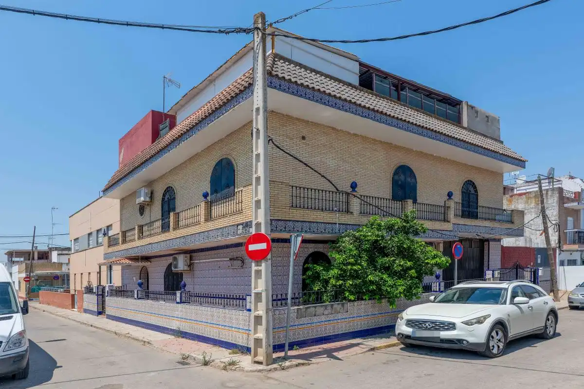 Vista exterior de Casa adosada en venda en Sevilla amb Calefacció