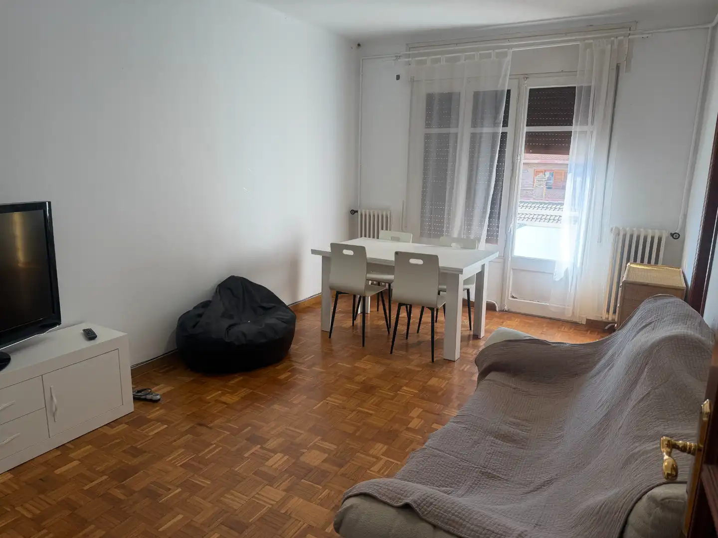 Sala d'estar de Pis de lloguer en Lleida amb Calefacció, Parquet i Moblat