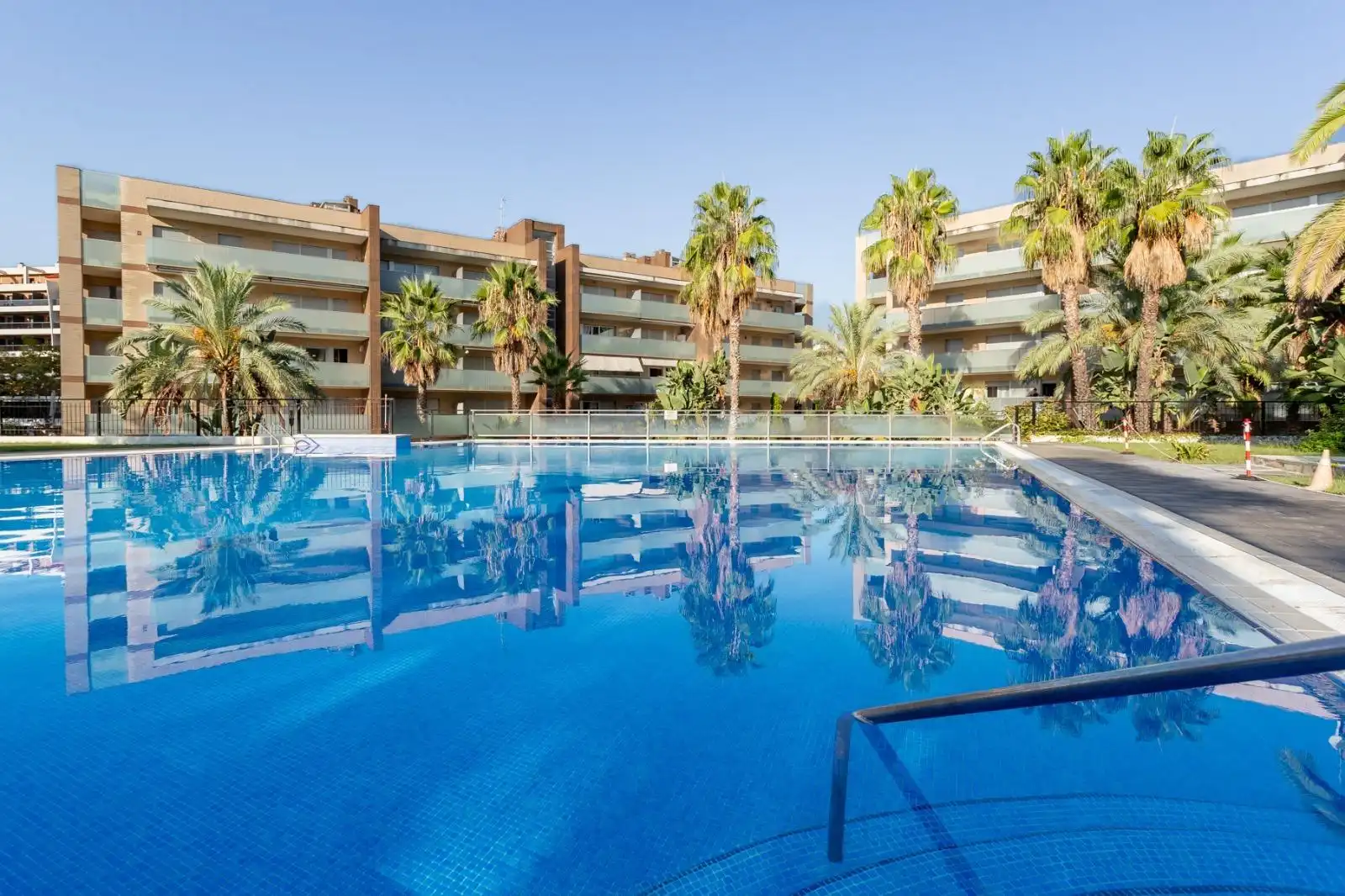 Schwimmbecken von Wohnung zum Verkauf in Salou mit Klimaanlage, Privatgarten und Terrasse