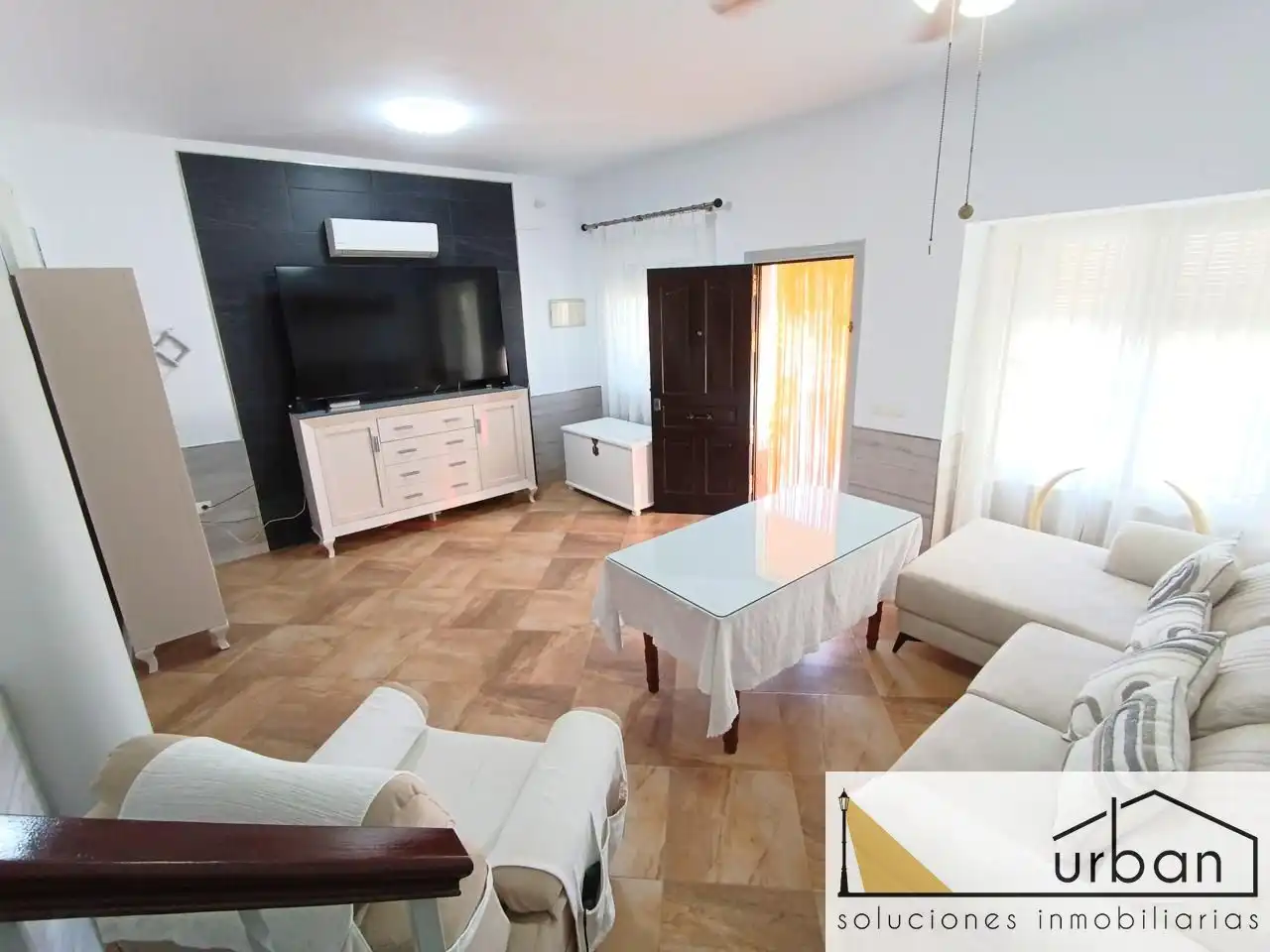 Wohnzimmer von Einfamilien-Reihenhaus zum Verkauf in Chipiona mit Klimaanlage, Abstellraum und Möbliert