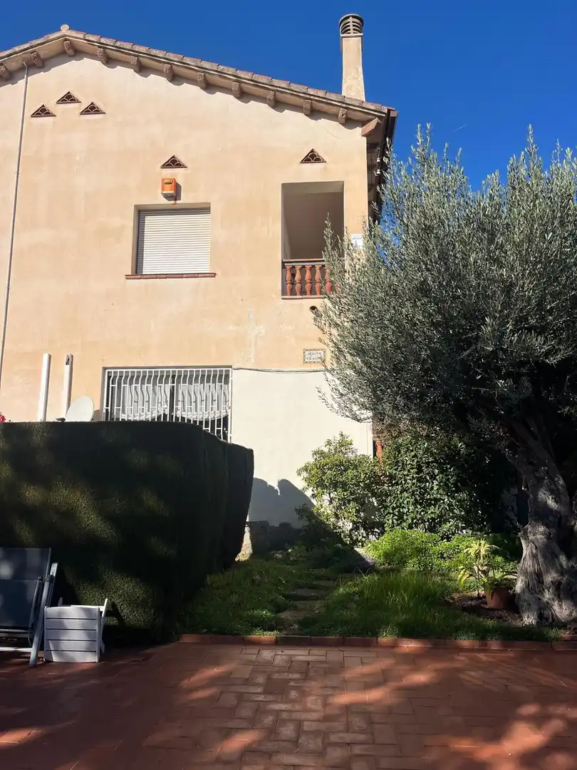 Vista exterior de Finca rústica en venda en El Masnou amb Aire condicionat, Calefacció i Jardí privat