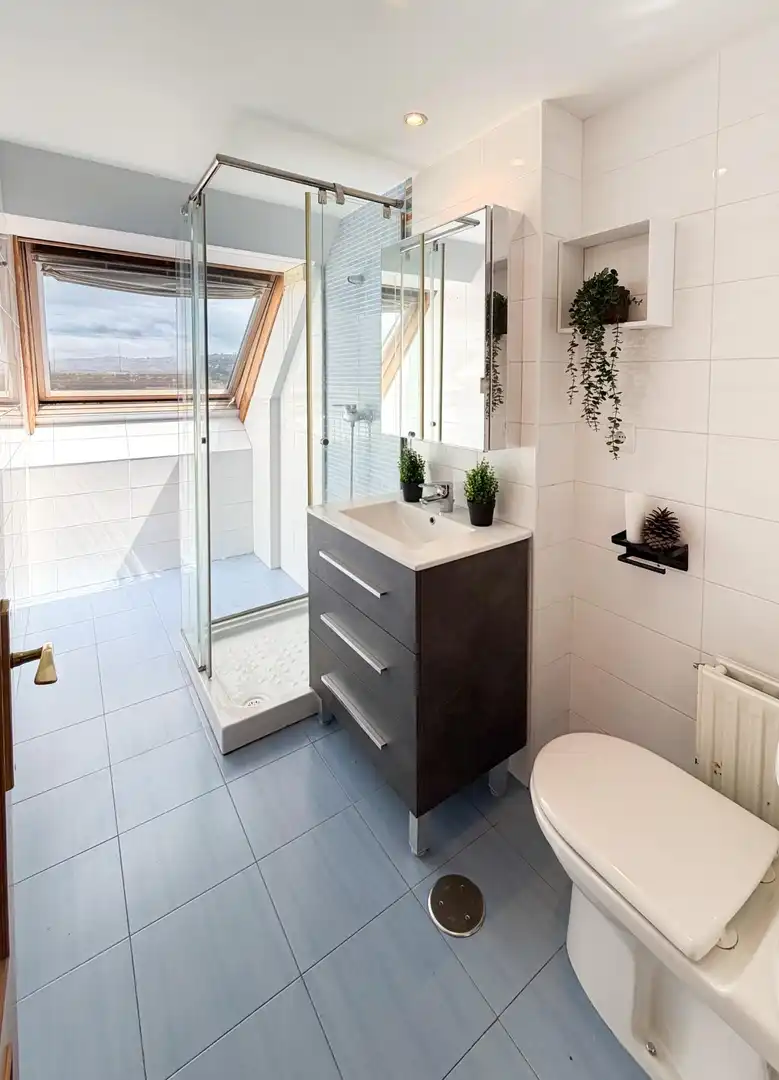 Bathroom of Attic for sale in Oviedo   with Heating, Parquet flooring and Storage room