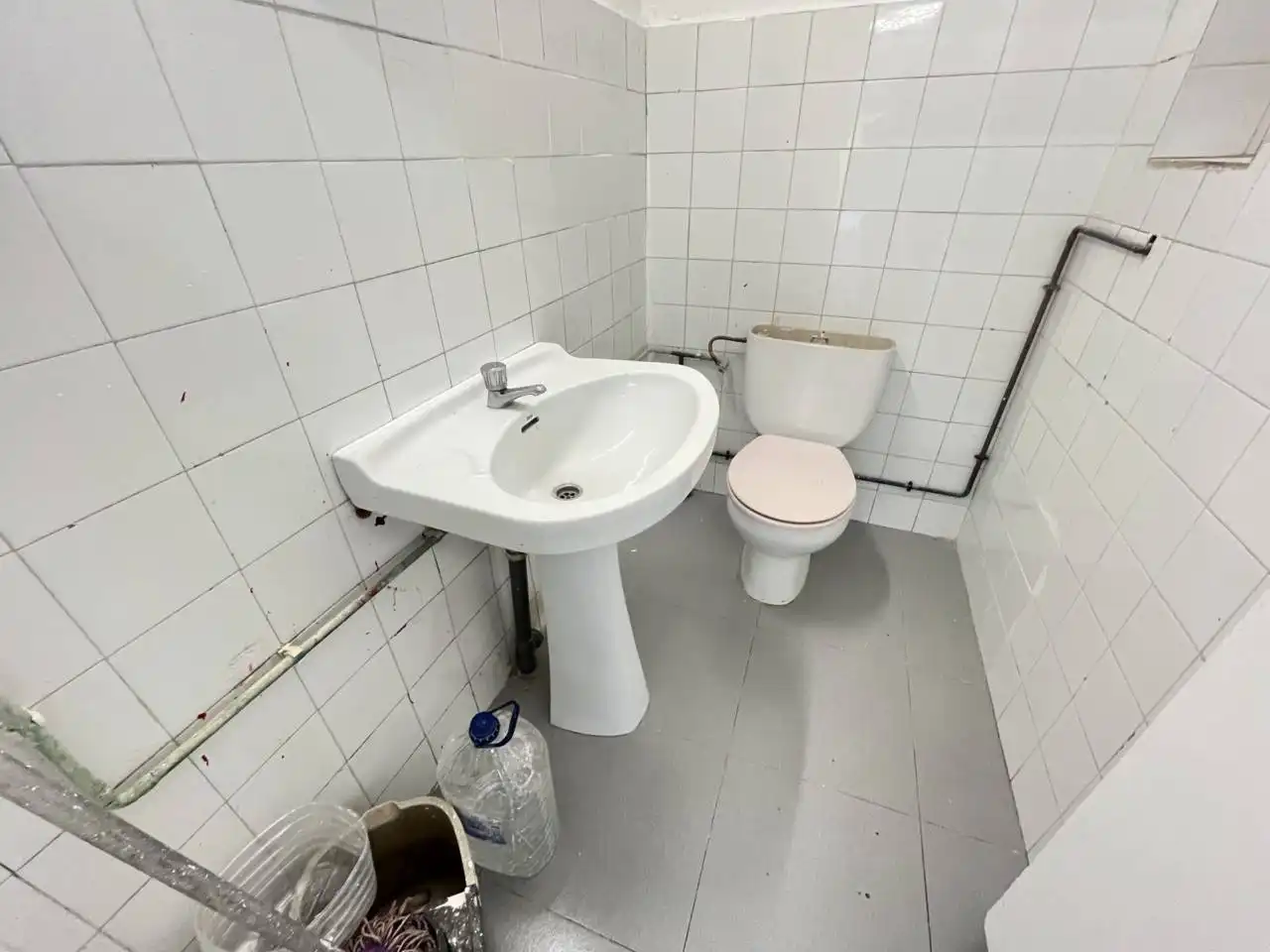 Bany de Local de lloguer en Barcelona amb Alarma