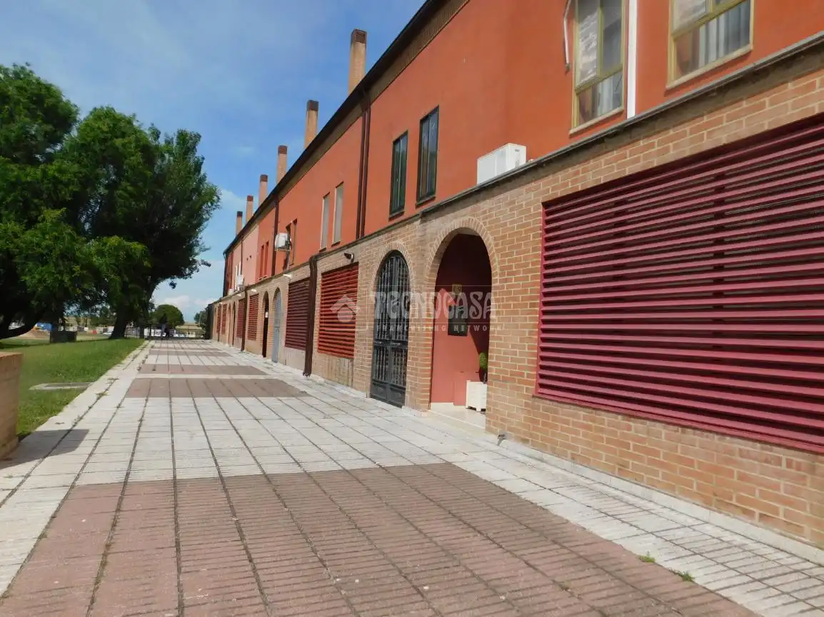 Vista exterior de Casa adosada en venta en Zaragoza con Piscina comunitaria