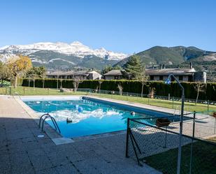 Piscina de Pis en venda en Villanúa amb Jardí privat, Terrassa i Traster