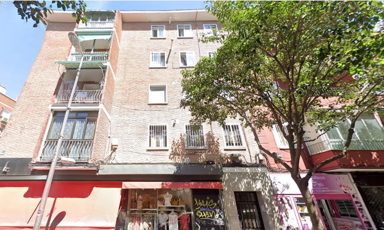Vista exterior de Piso en venta en Madrid con Calefacción y Alarma