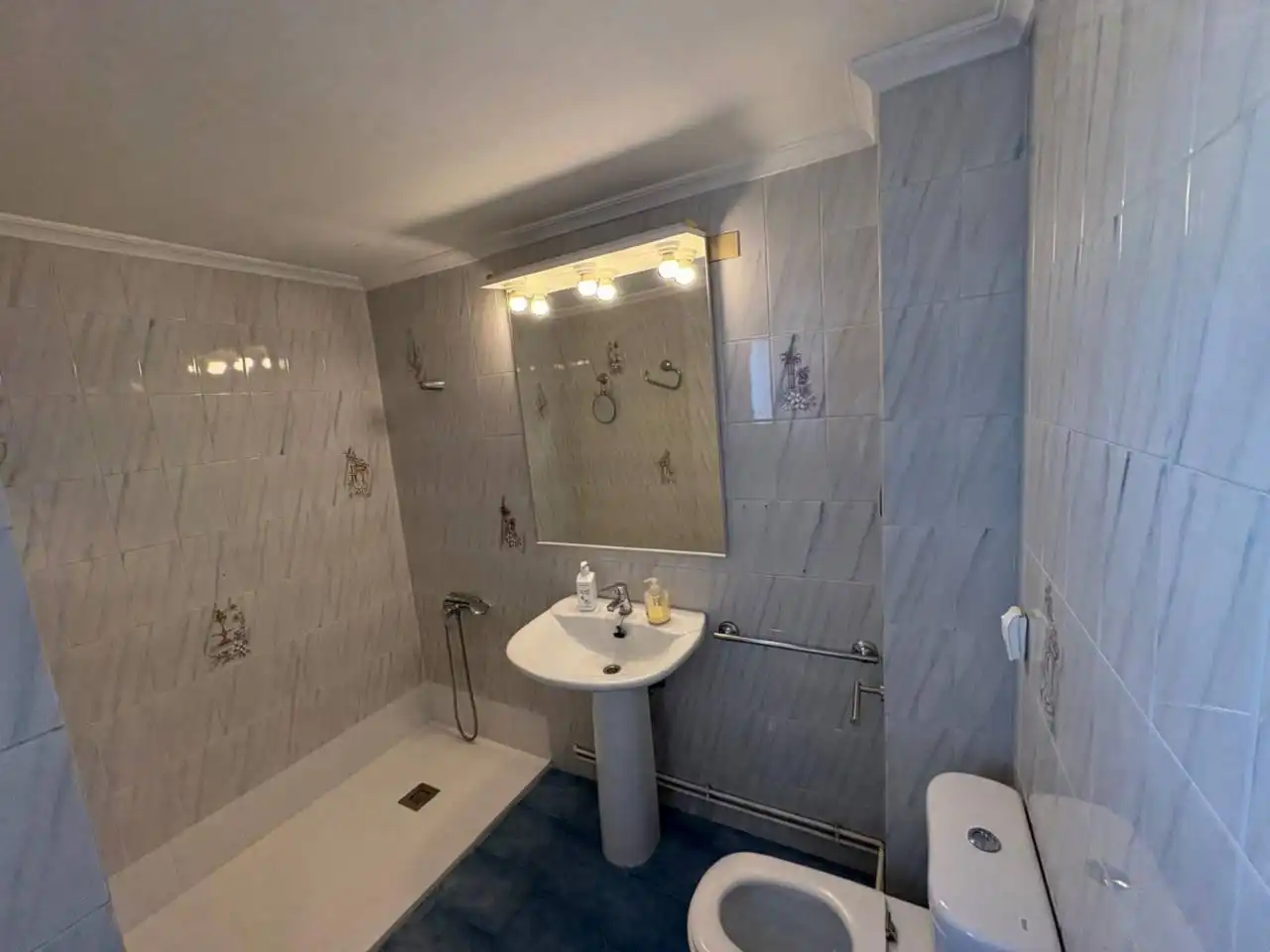 Baño de Piso en venta en Alicante / Alacant con Aire acondicionado, Calefacción y Amueblado