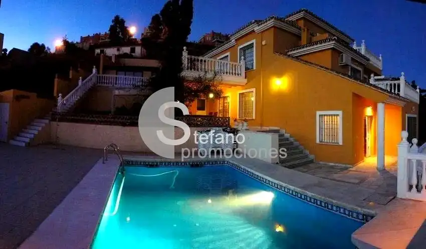 Vista exterior de Casa o chalet en venta en Rincón de la Victoria con Aire acondicionado, Jardín privado y Terraza