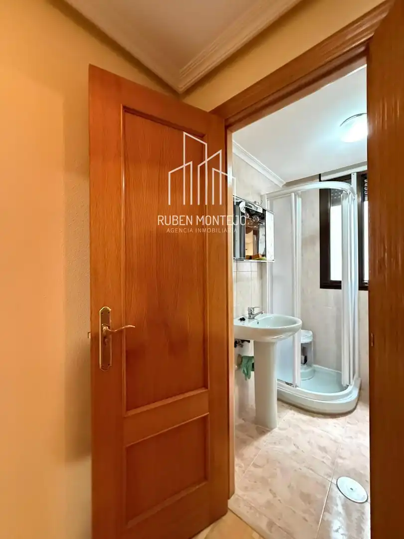 Bathroom of Flat for rent in Salamanca  with Heating, Terrace and Furnished