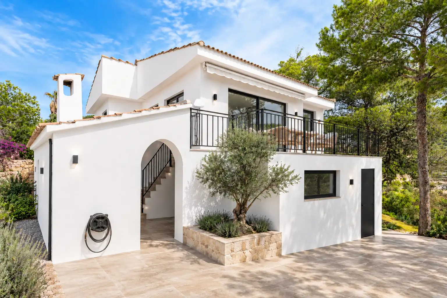 Vista exterior de Casa o xalet en venda en El Campello amb Aire condicionat, Jardí privat i Terrassa