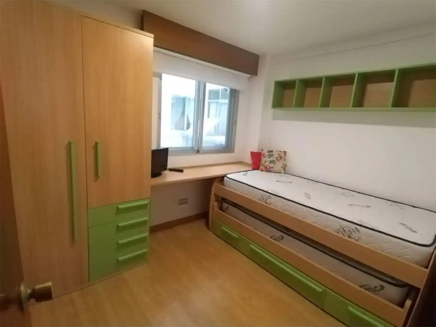 Dormitori de Pis en venda en Vigo  amb Parquet, Traster i Moblat