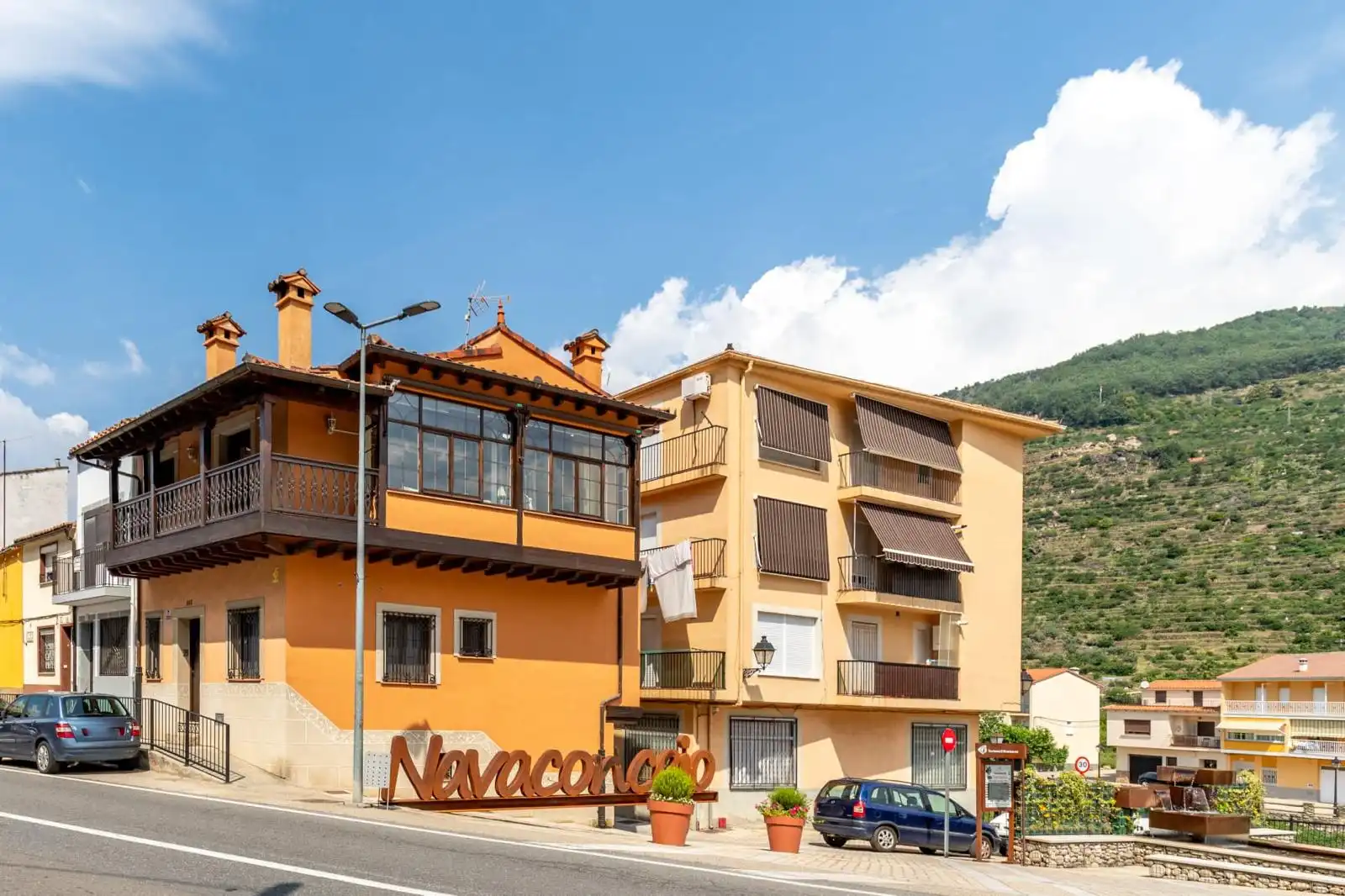 Vista exterior de Casa o xalet en venda en Navaconcejo amb Aire condicionat, Calefacció i Forn