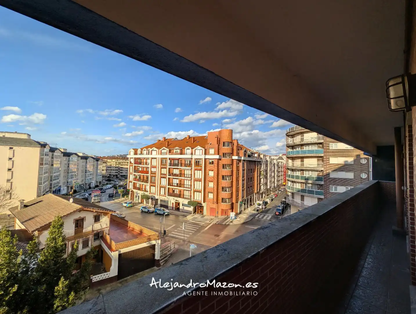 Vista exterior de Piso en venta en Castro-Urdiales con Calefacción, Parquet y Terraza