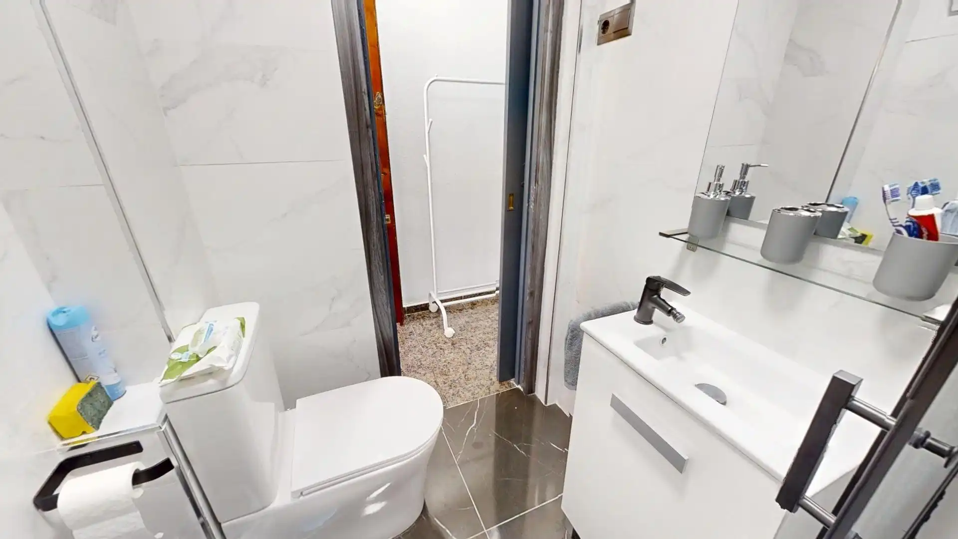 Baño de Estudio de alquiler en Benalmádena con Amueblado, Balcón y Piscina comunitaria