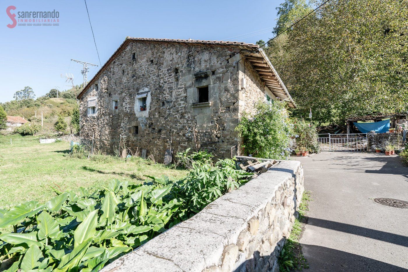 Vista exterior de Casa o xalet en venda en Santiurde de Toranzo amb Jardí privat