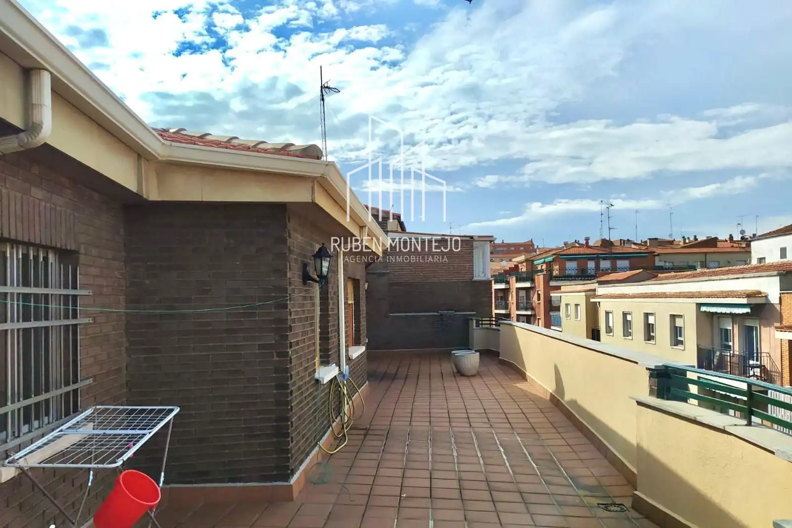 Vista exterior de Àtic de lloguer en Salamanca amb Calefacció, Parquet i Terrassa
