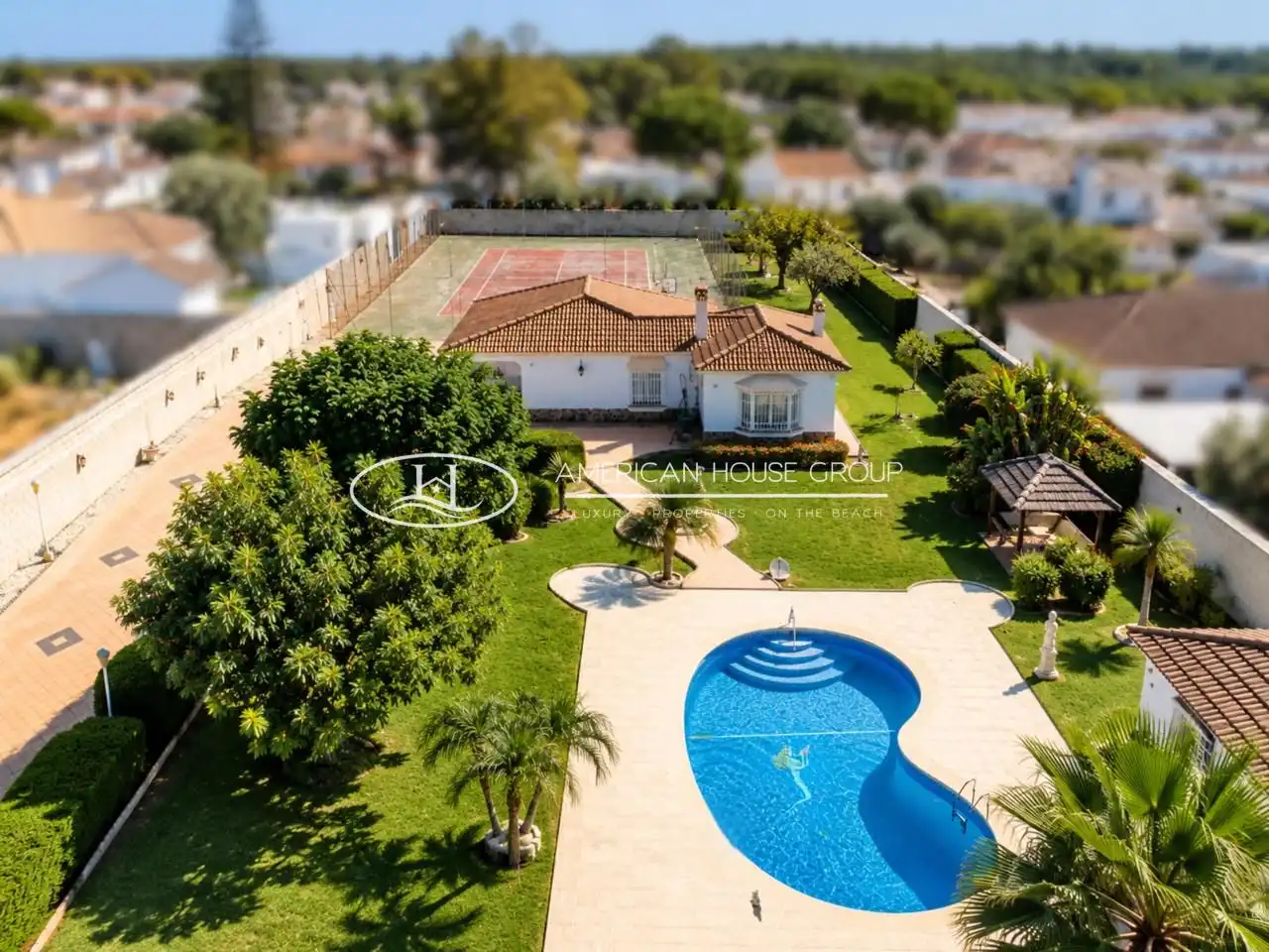 Vista exterior de Casa o xalet en venda en Chiclana de la Frontera amb Aire condicionat, Jardí privat i Traster