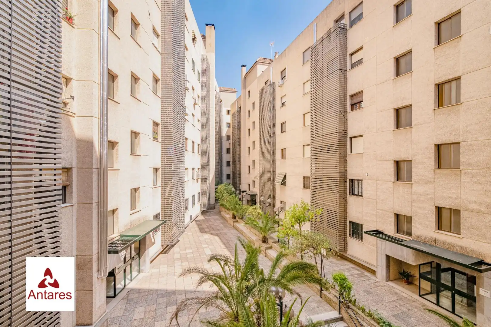 Vista exterior de Piso en venta en Granada con Calefacción y Amueblado