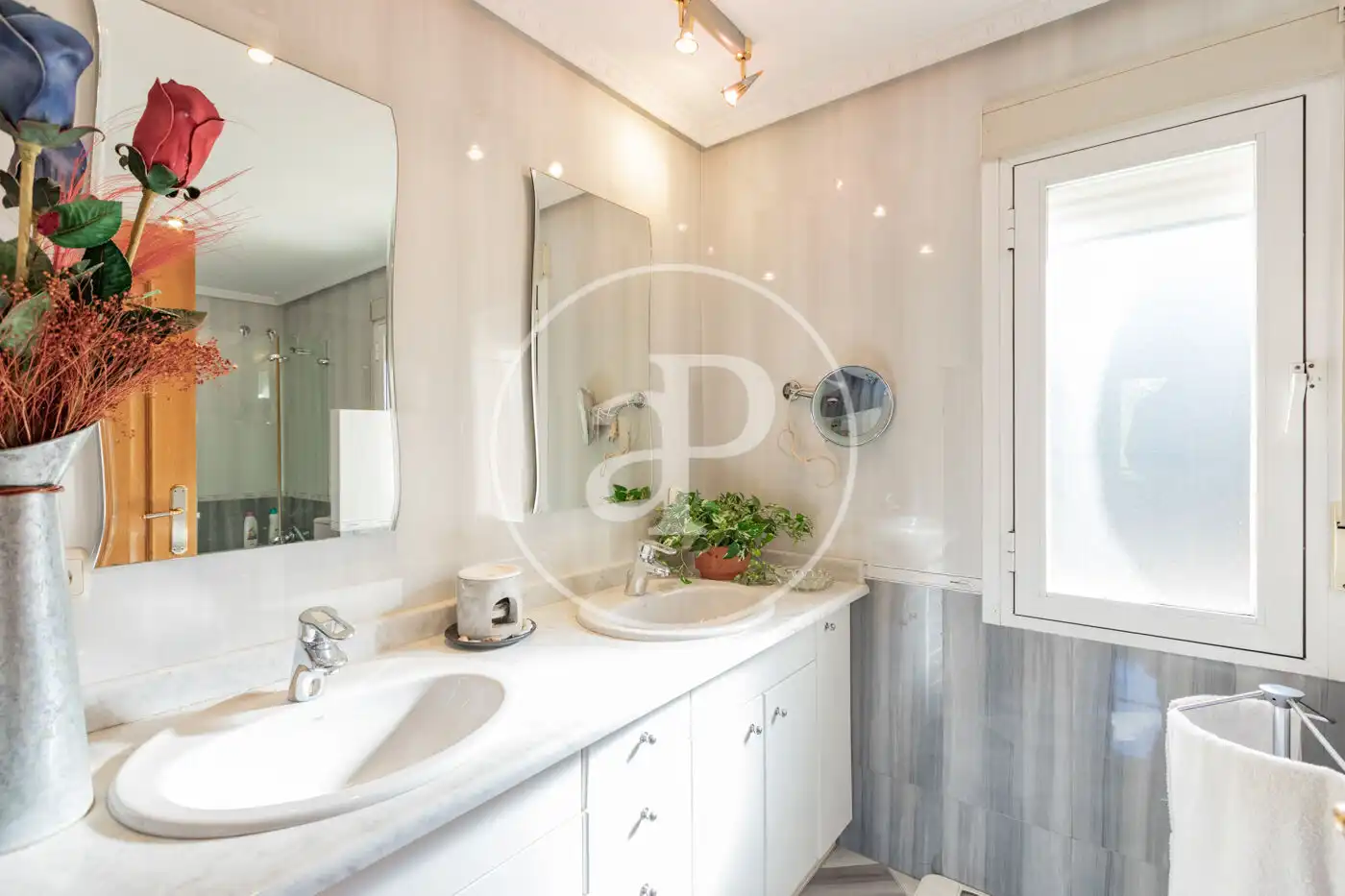 Bathroom of Houses for sale in Las Rozas de Madrid  with Air Conditioner, Heating and Private garden