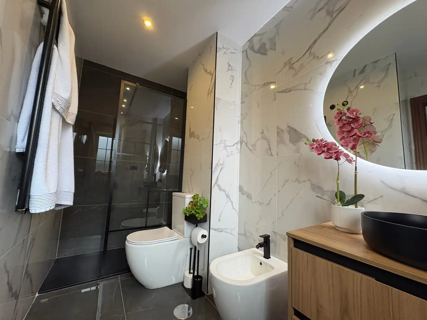 Badezimmer von Einfamilien-Reihenhaus zum Verkauf in Carreño mit Heizung, Parkett und Terrasse