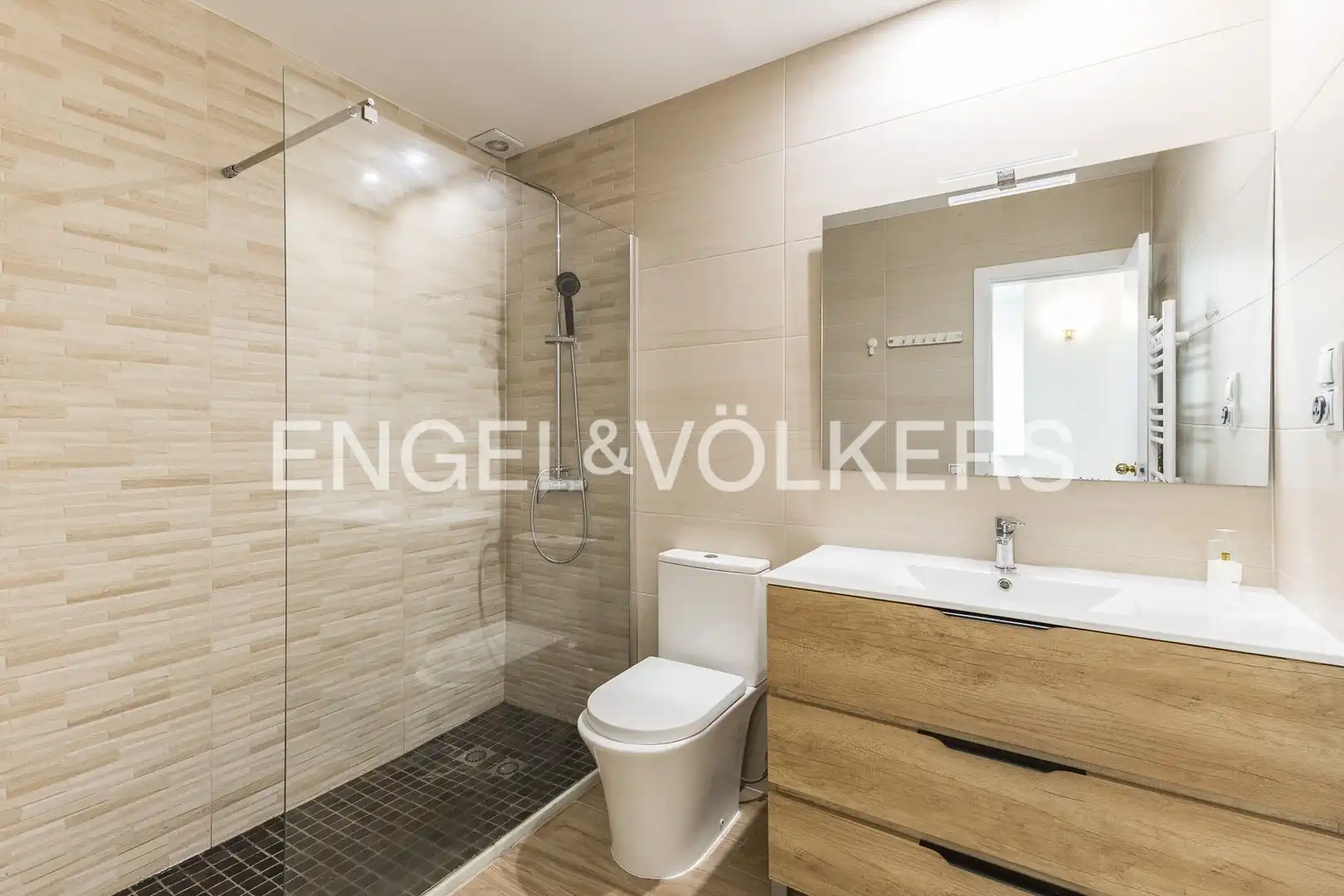 Bathroom of Houses for rent in Castelldefels  with Air Conditioner, Heating and Private garden