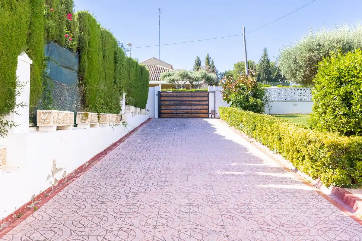 Vista exterior de Casa o xalet en venda en L'Eliana amb Aire condicionat, Calefacció i Piscina