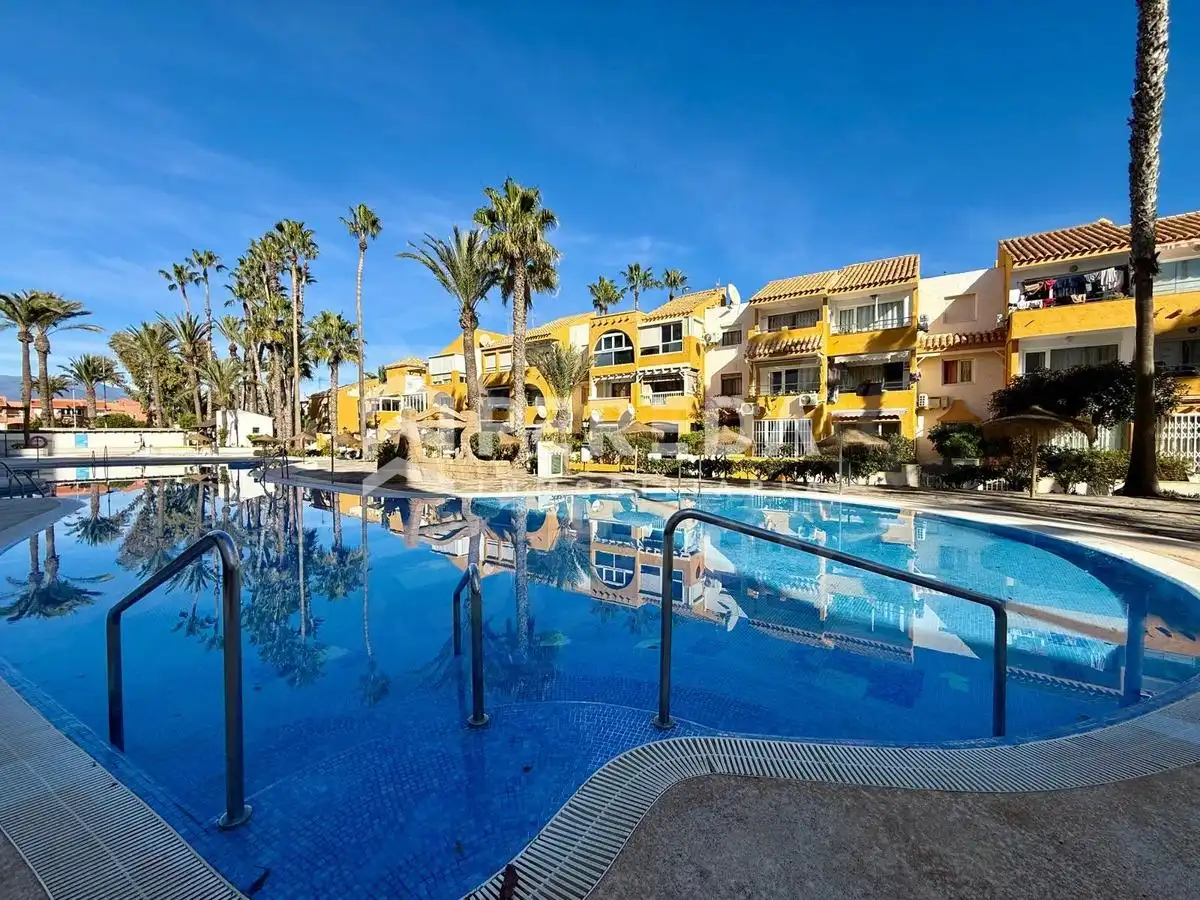 Außenansicht von Erdgeschoss zum Verkauf in Roquetas de Mar mit Privatgarten, Möbliert und Gemeinschaftspool