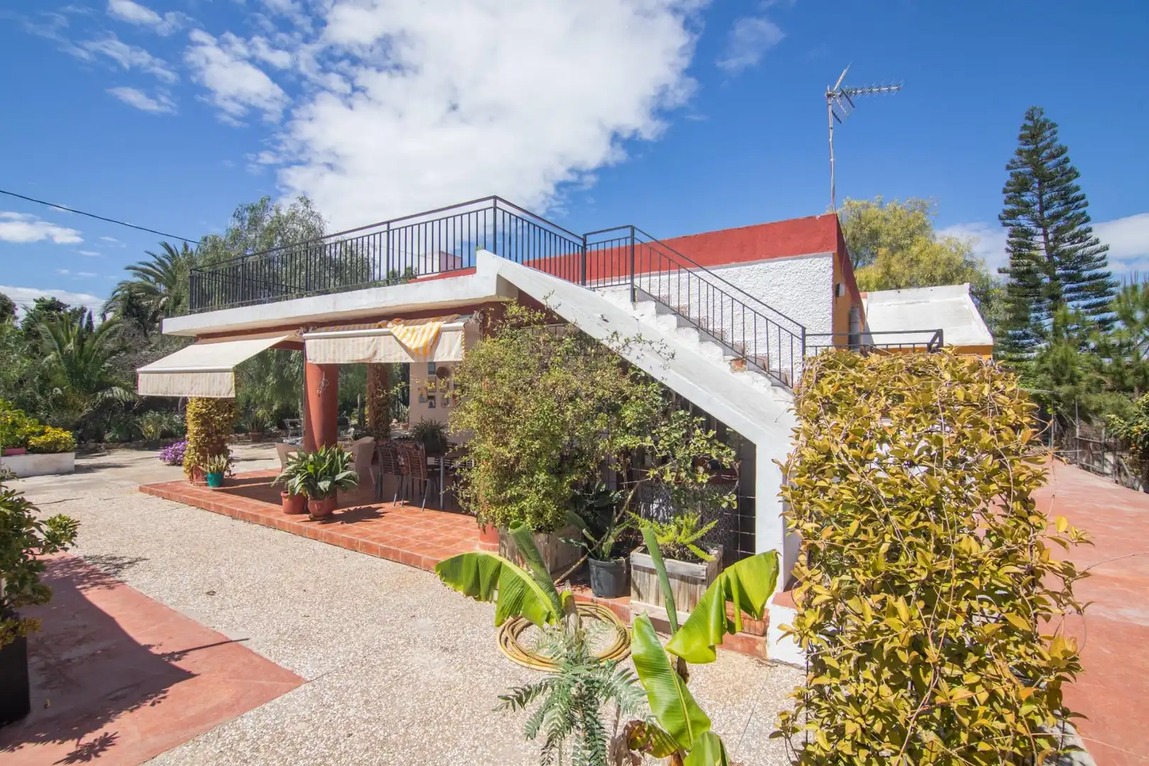 Vista exterior de Casa o xalet en venda en  Madrid Capital amb Aire condicionat, Terrassa i Piscina