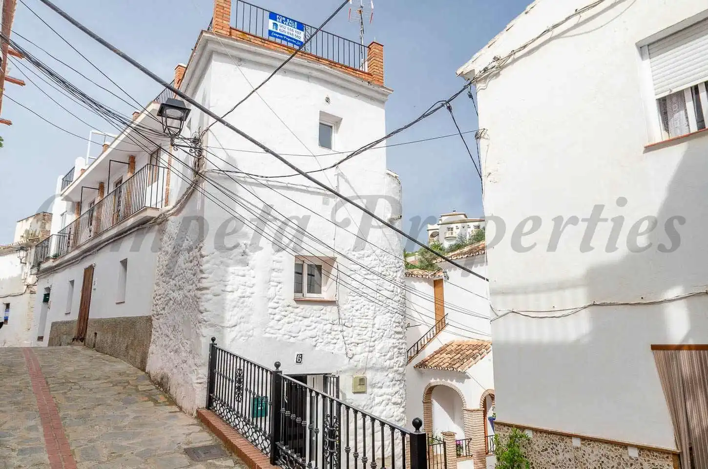 Vista exterior de Casa o xalet en venda en Salares amb Terrassa i Balcó