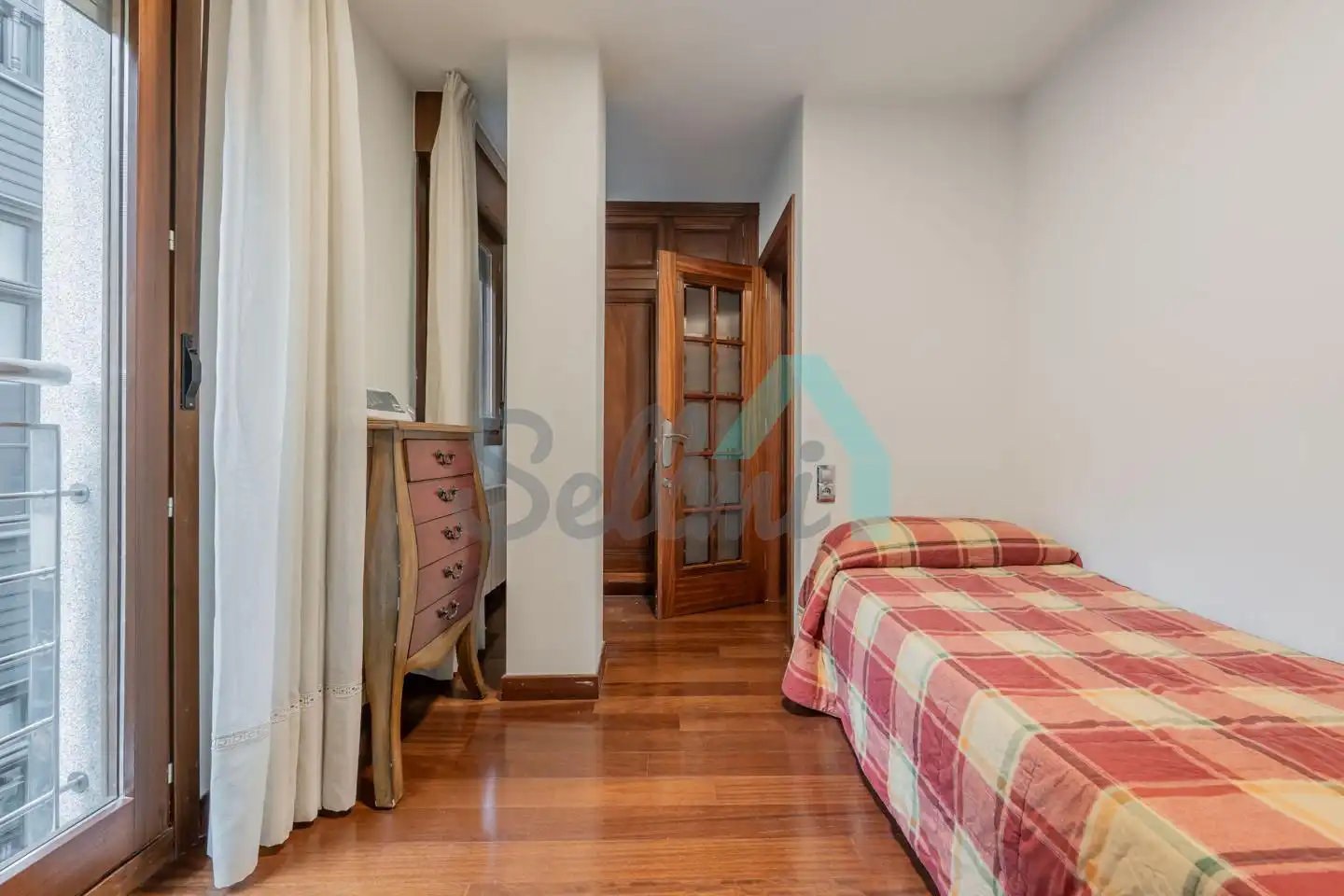 Schlafzimmer von Wohnung zur untervermieten in Oviedo  mit Heizung, Parkett und Möbliert