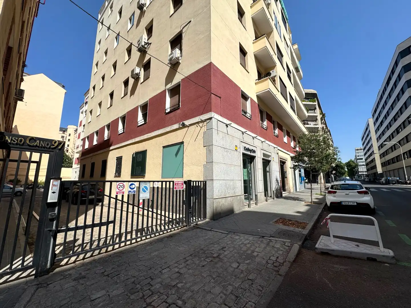 Vista exterior de Local en venda en Madrid amb Calefacció