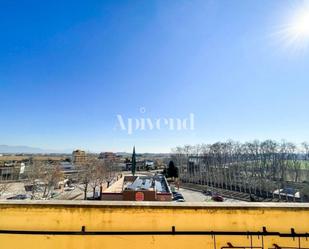 Vista exterior de Àtic en venda en Figueres amb Aire condicionat, Calefacció i Alarma