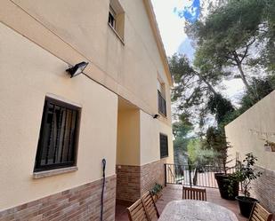 Vista exterior de Casa o xalet en venda en Rubí amb Aire condicionat i Jardí privat